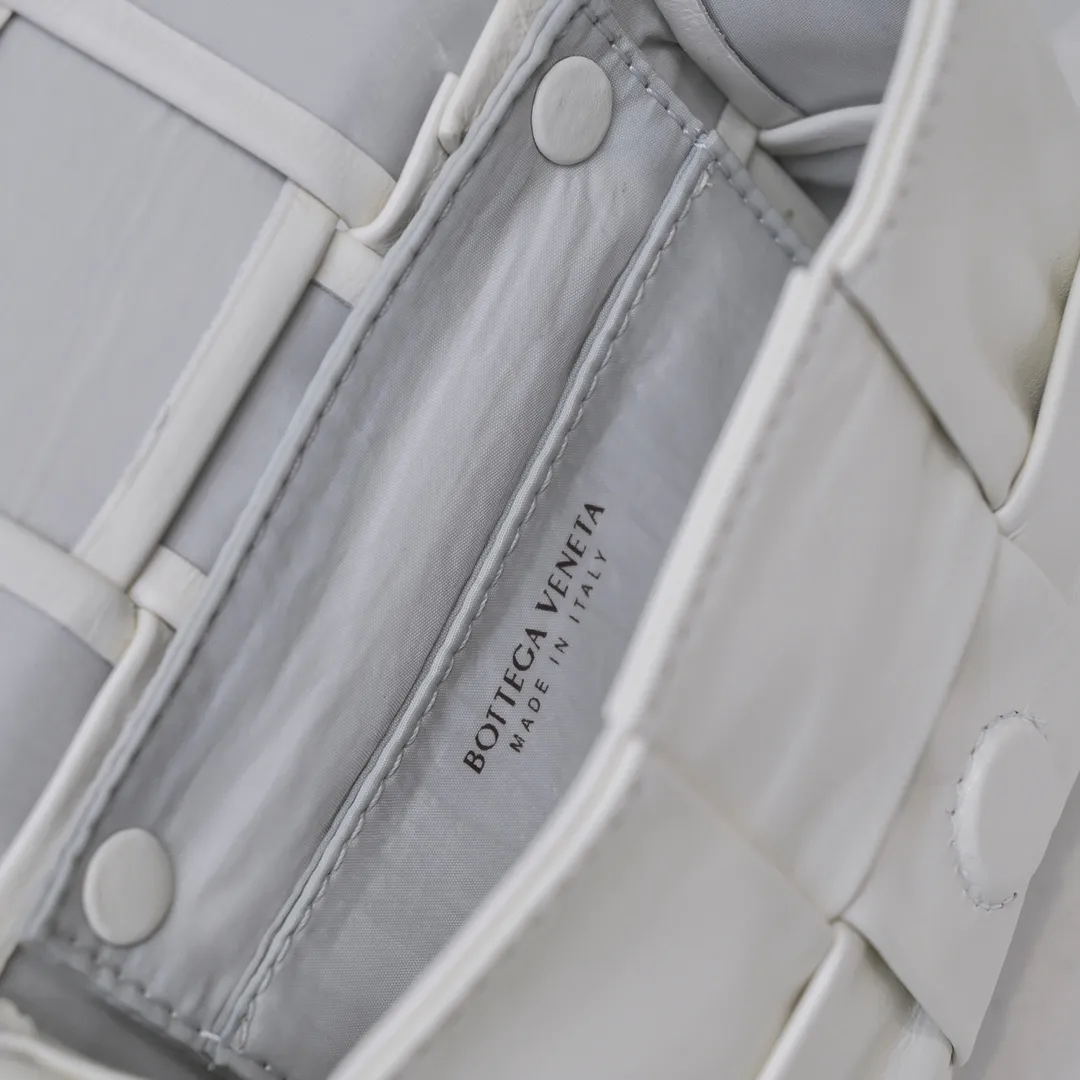 Batch 920 𝗕𝗼𝘁𝘁𝗲𝗴𝗮 𝗩𝗲𝗻𝗲𝘁𝗮———— New product 𝗺𝗶𝗻𝗶 Very cute and super 𝒎𝒊𝒏𝒊 𝒄𝒂𝒔𝒔𝒆𝒕𝒕𝒆, a must-have for delicate girls. It’s the same height as lipstick. Although it can’t fit my mobile phone, it can fit all my cuteness and lipstick❗️ Size: 12*8*4cm Model: 6813# oil wax leather, the latest version of the logo is changed to a rubber block at the bottom